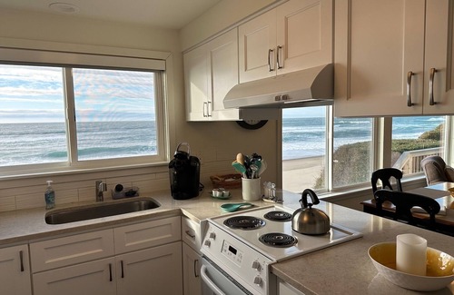 Gleneden Beach House | Wave watching at it's best