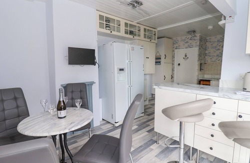 Hornsea House | WAVECREST, pet friendly, country holiday cottage in Hornsea
