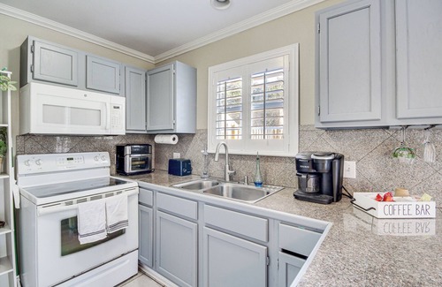 Waveland Cottage | Waveland Retreat w/Yard: Walkable Location