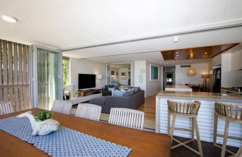 Point Lookout Apartment | Waves 8 - Beachfront with pool