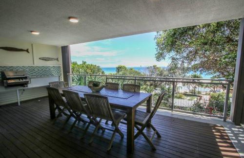 Point Lookout Apartment | Waves 8 - Beachfront with pool