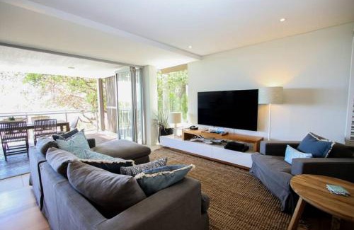 Point Lookout Apartment | Waves 8 - Beachfront with pool