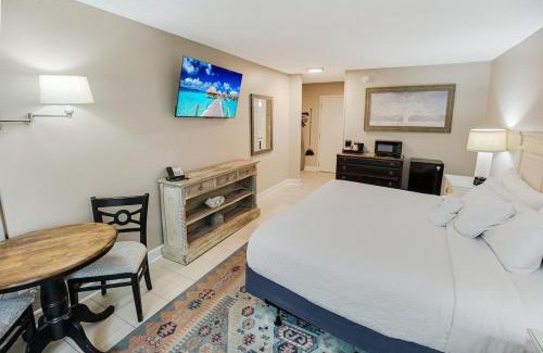 Litchfield by the Sea Apartment | Waves and Breezes 1st Floor Resort View King Room