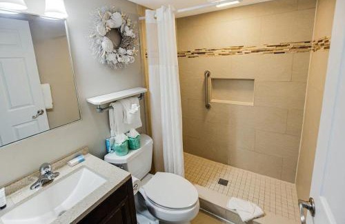 Litchfield by the Sea Apartment | Waves and Breezes 1st Floor Resort View King Room