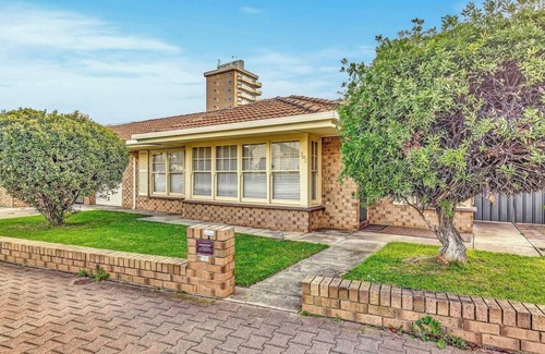 Glenelg North Apartment | Waves and Walks Close to Beach and Local Boutiques