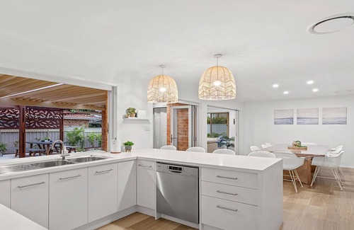Fingal Bay House | Waves on Whitesands - absolutely EVERYTHING for your beach holiday