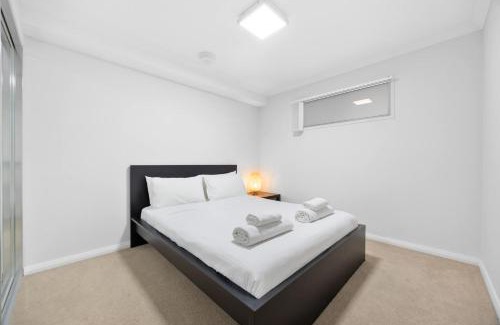 Rockingham Apartment | Waves Wine & a Warm Welcome 1BR by the Sea