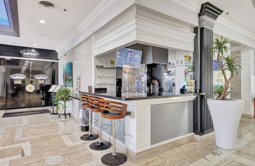 Bermuda Riviera Apartment | Waveside Getaway