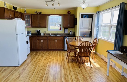 Darnley House | Wavie Waters Cottage! - King bed, Kayaks, Centrally located, stunning views.