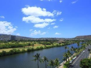 Waikiki Hotel | Wayfinder Waikiki - Voted Top 10 Best Hotels in Hawaii!