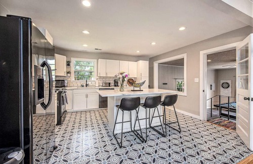 North Charleston House | Waylyn Chic~Very Convenient Location, Pool Table!
