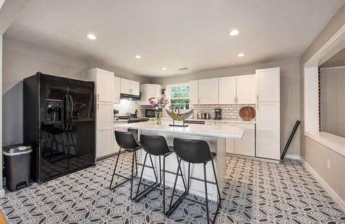 North Charleston House | Waylyn Chic~Very Convenient Location, Pool Table!