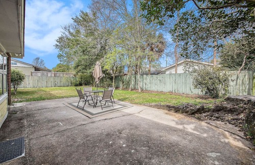 North Charleston House | Waylyn Chic~Very Convenient Location, Pool Table!