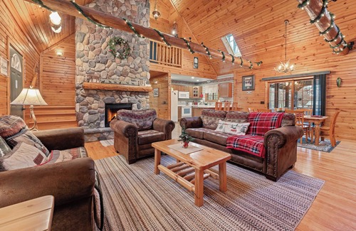 Lake Wazeecha House | Wazeecha Lodge – A Relaxing, Dog Friendly, Log Home Retreat Near Lake Wazeecha!