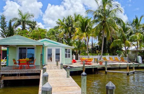 Matlacha House | WE GOT IT ALL!!!!POOL W SANDY BEACH, DOCK WITH BOAT LIFT, TOTALLY COOL 2/2