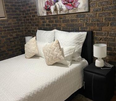 Rooihuiskraal House | We Love Properties Guest House