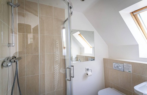 Farley Cabin | Weaver; woodland lodge for 12 with hot tub, log burner, BBQ, near Alton Towers.