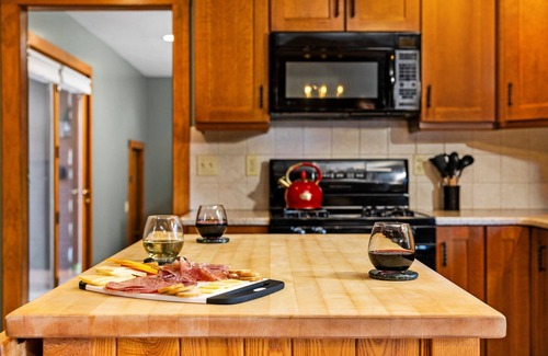 Bellaire House | Weber | Traeger | Beach | Hot Tub | Sauna | Pool
