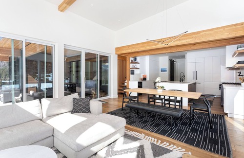 Sea to Sky Highway House | Wedge Woods Whistler Retreat with Sauna, Cold Plunge and Hottub.