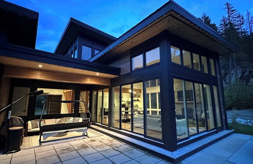 Sea to Sky Highway House | Wedge Woods Whistler Retreat with Sauna, Cold Plunge and Hottub.