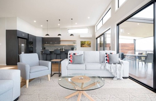 Hillwood House | WedgeTail - Stunning River Views