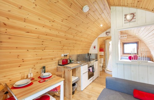 Ascog Ski Chalet | Wee Acorn Luxury Pod with private hot tub