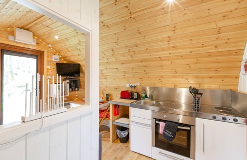 Ascog Ski Chalet | Wee Acorn Luxury Pod with private hot tub