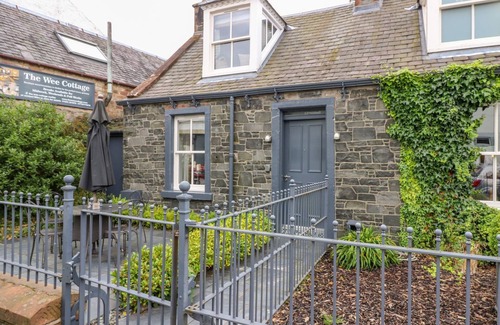 Moffat Cottage | WEE COTTAGE, pet friendly, character holiday cottage in Moffat