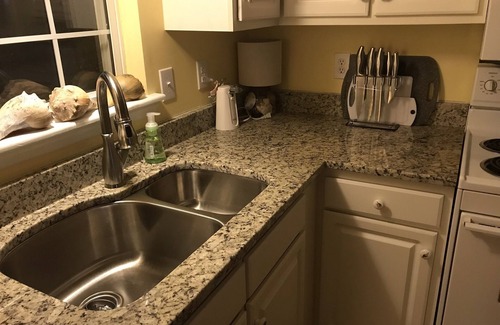 Emerald Isle House | Weekend Getaway! Ocean View, Quiet Cul-de-sac. Walk to Growler Pub, Shopping!