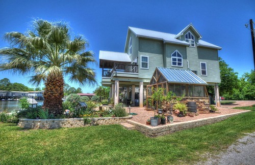 Kingsland House | Weekend getaway on lake LBJ w/late Sunday checkout to enjoy it longer