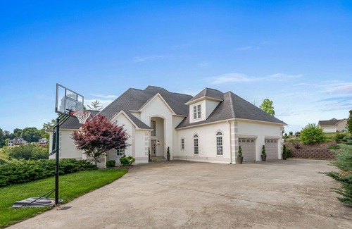 Weaverville House | Weekend with friends & family! Movie room~Swim Spa~Hot Tub~Firepit~Sleeps