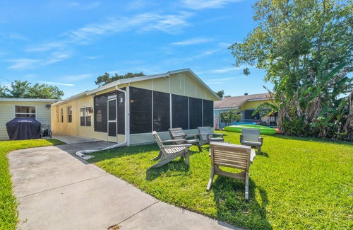 Weeki Wachee Gardens House | Weeki Wachee River Escape Waterfront Home w/Kayaks