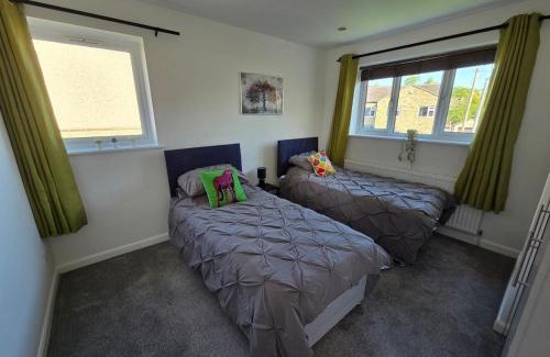 Huddersfield House | Weekly 10percent Off , WiFi, Parking, Sleep 8