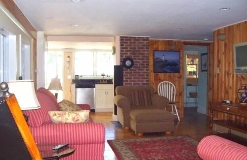 Pine Point House | Weekly Discounts Charming Beach House at Pine Point straight walk to Beach!