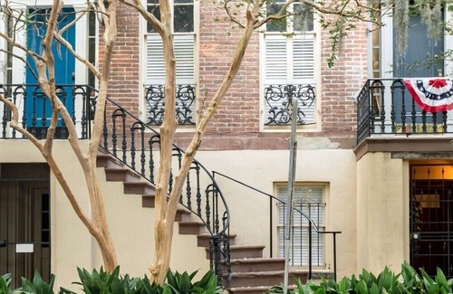 Historic Downtown Savannah House | WEEKNIGHT DISCOUNT! Historic 1850s Townhouse looks over Chatham Square!