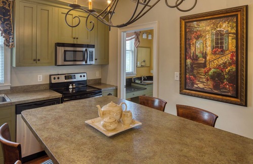 Historic District - North Cottage | WEEKNIGHT DISCOUNTS! Charming Carriage House w private Garage Parking!