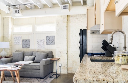 Historic Downtown Savannah Cottage | WEEKNIGHT DISCOUNTS! Historic 1850s Carriage House on Chatham Square!