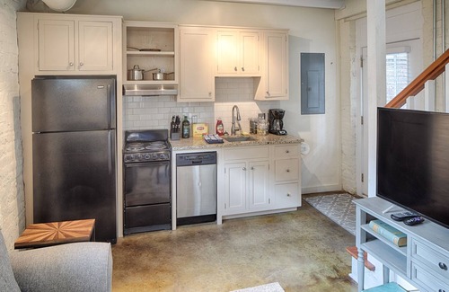 Historic Downtown Savannah Cottage | WEEKNIGHT DISCOUNTS! Historic 1850s Carriage House on Chatham Square!