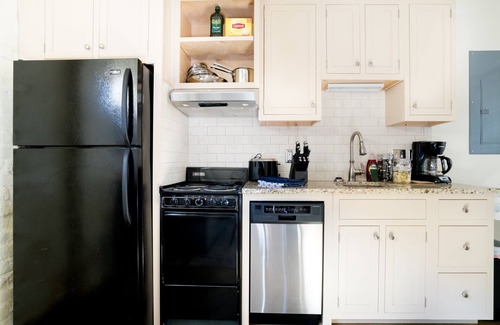 Historic Downtown Savannah Cottage | WEEKNIGHT DISCOUNTS! Historic 1850s Carriage House on Chatham Square!