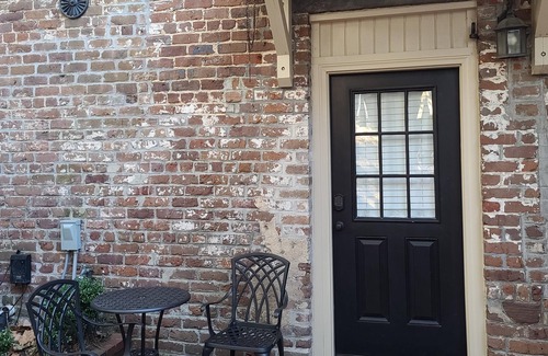 Historic Downtown Savannah Cottage | WEEKNIGHT DISCOUNTS! Historic 1850s Carriage House on Chatham Square!