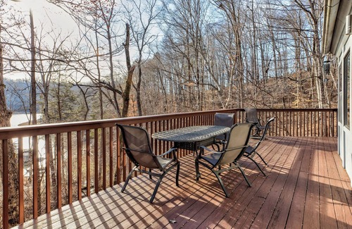 La Follette House | Weir At The Lake Charming 4 Bed/4 Bath House In Deerfield Dock, Deck & Hot Tub