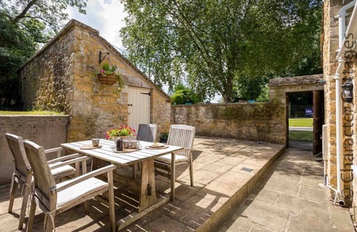 Bourton Cottage | WEIR COTTAGE, family friendly, with open fire in Bourton-On-The-Water