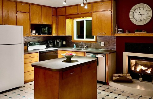 Deerton House | Welch's Riverview Retreat, Welchʻs Riverview Retreat - Your Window to Lake Superior
