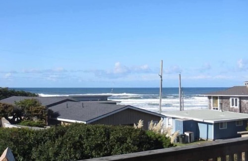 Florence House | Welcome aboard the Captain's Quarters, a 3 bedroom Beach view house.