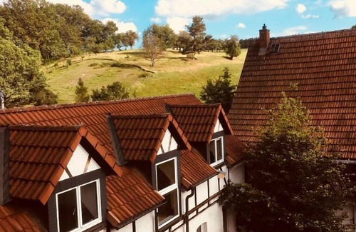 Trockenborn-Wolfersdorf Apartment | Welcome to our cozy guest house with separate entrance