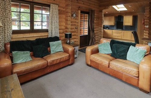 Morpeth Cottage | WELCOME HJEM LOG CABIN, pet friendly, with hot tub in Felton
