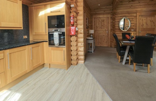 Morpeth Cottage | WELCOME HJEM LOG CABIN, pet friendly, with hot tub in Felton