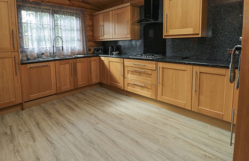 Morpeth Cottage | WELCOME HJEM LOG CABIN, pet friendly, with hot tub in Felton