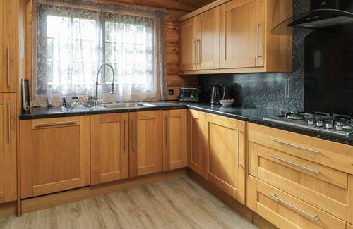 Morpeth Cottage | WELCOME HJEM LOG CABIN, pet friendly, with hot tub in Felton