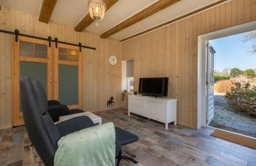 Koudekerke Apartment | Welcome in - Rustig gelegen gastenverblijf met eigen tuin, slaapkamer en badkamer